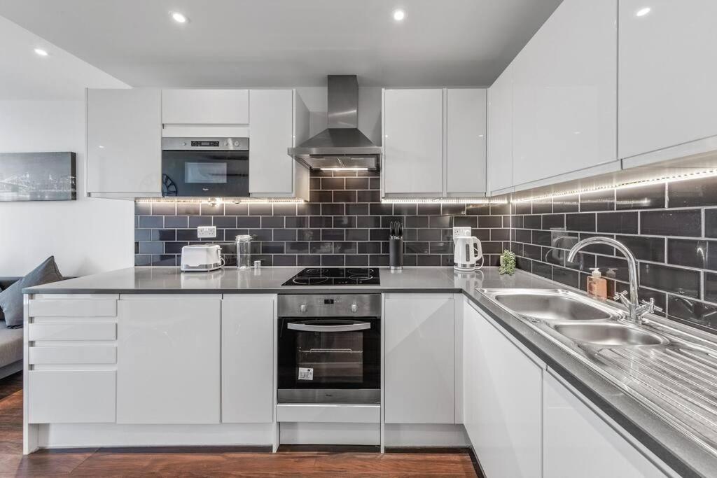 New Apartment 20 Mins From Waterloo London Bp36 Exterior photo